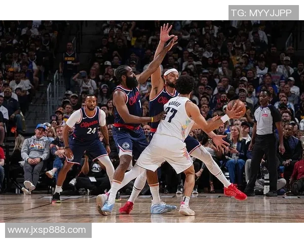 勇士与快船激战四月中旬NBA季后赛首轮精彩回顾与分析